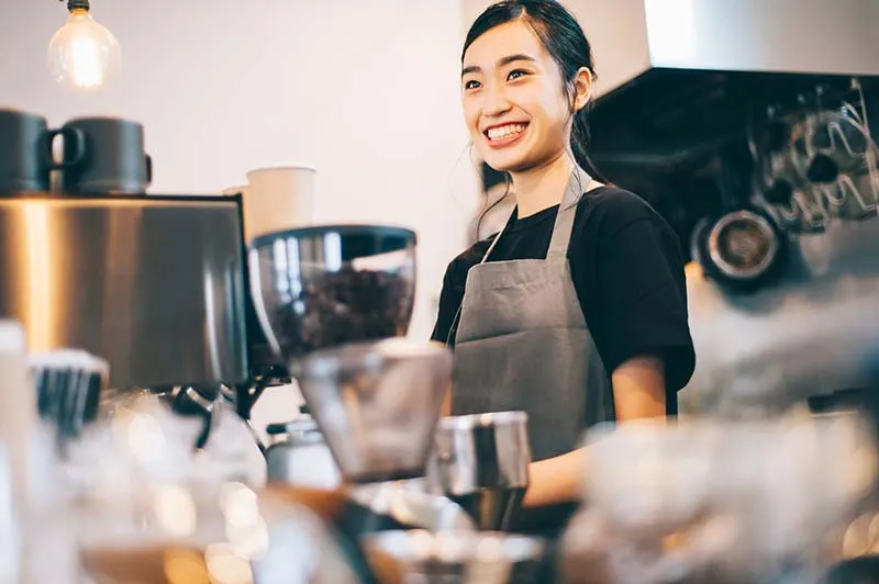 都内人気飲食店でのホールスタッフのお仕事！ハンディでの注文や配膳など。